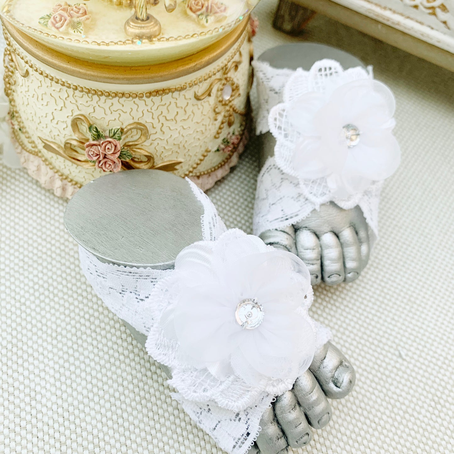 Pies descalzos con flor de organza y chispa